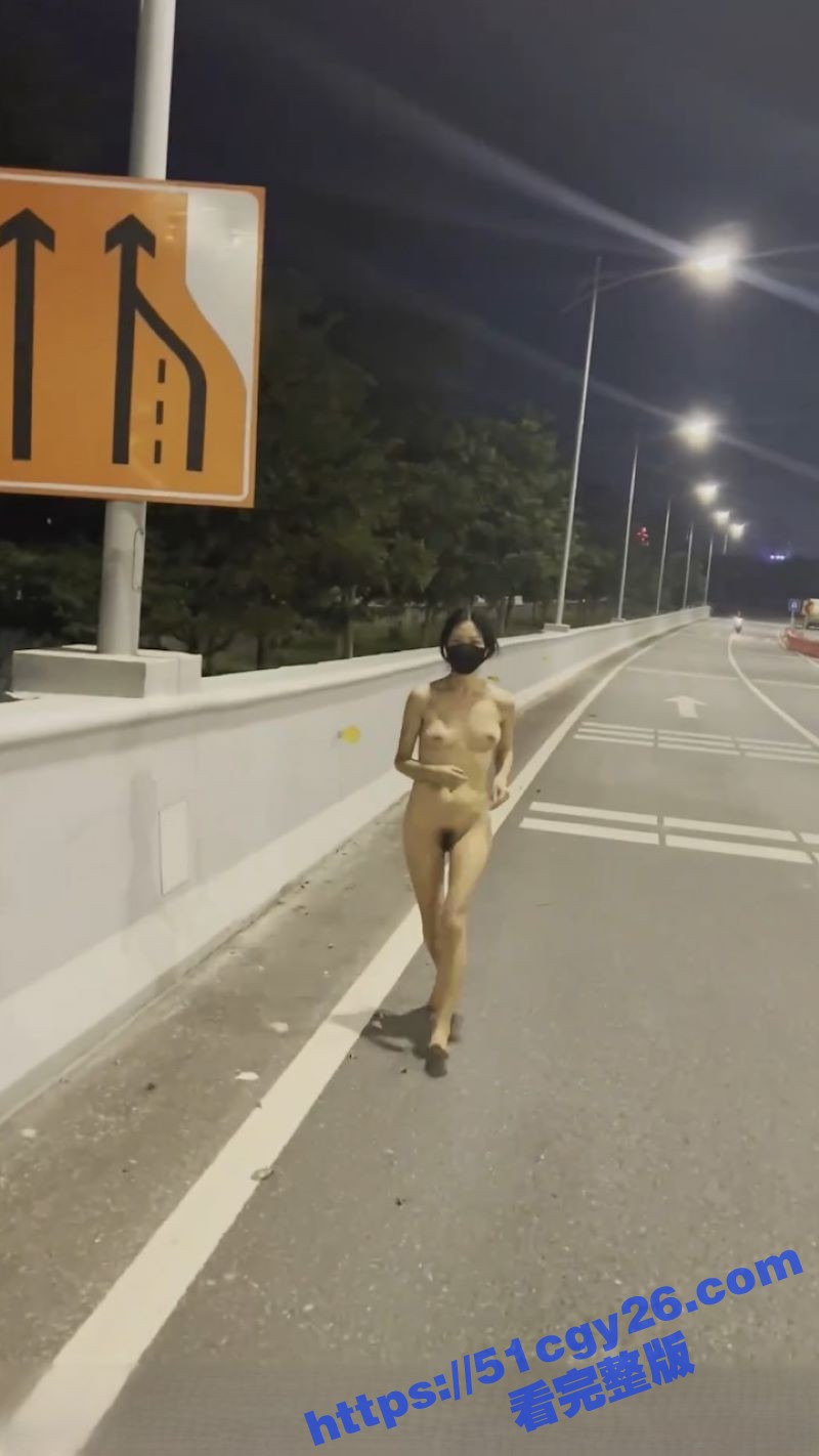 反差熟女 CikaiMoon 全裸马路露出 主动勾引外卖小哥 看的小哥目瞪口呆 久久不愿离去！ - 51吃瓜网-51吃瓜网