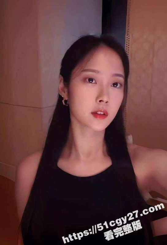 广州大学系花 吕诗莹 不雅视频流出 被金主带到酒店玩激情3P 露脸口交主动把肉棒塞进小穴！-51吃瓜网