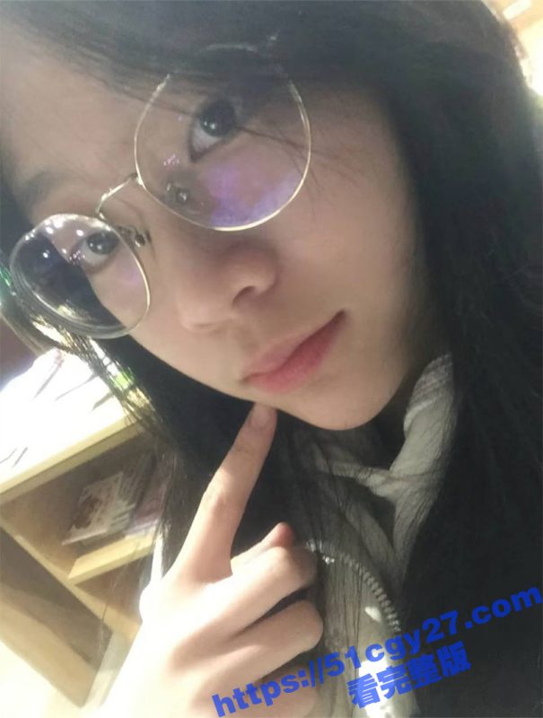 反差眼镜婊学生妹 私拍自慰视频曝光 道具插逼手指抠逼呻吟甜美撩人 乖乖女母狗本性大曝光！-51吃瓜网