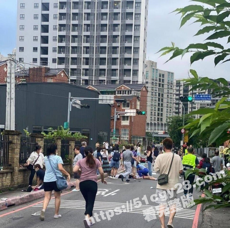 台湾新北 北大国民小学外 男子驾车极快冲撞人群 现场造成多人死亡 十分的惨烈！-51吃瓜网
