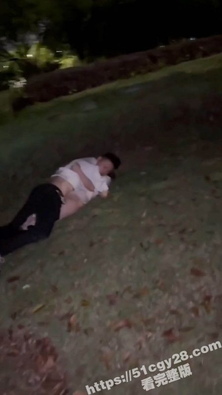 520浪漫野战翻车！情侣草地激情正嗨 老哥发现偷拍吓得秒起身 妹子手忙脚乱穿衣 屁股还露一半！-51吃瓜网