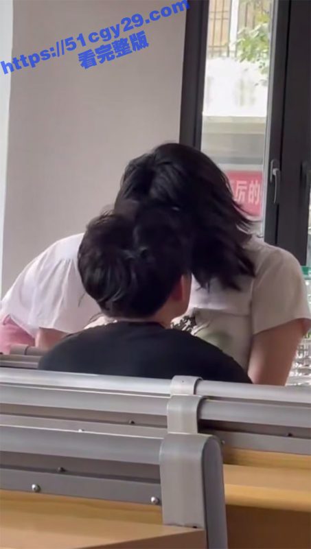 校园课堂情侣公然做爱 女友无视周围同学眼光主动上位骑乘 事后竟然一脸满足 这是真饥渴了啊！-51吃瓜网