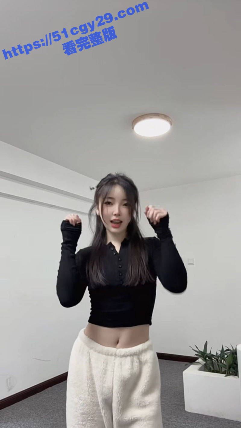 北京极品女神 趁男友熟睡与金主裸聊自慰视频流出 骚母狗幻想被多人三洞齐开 反差画面超震撼！ - 51吃瓜网-51吃瓜网