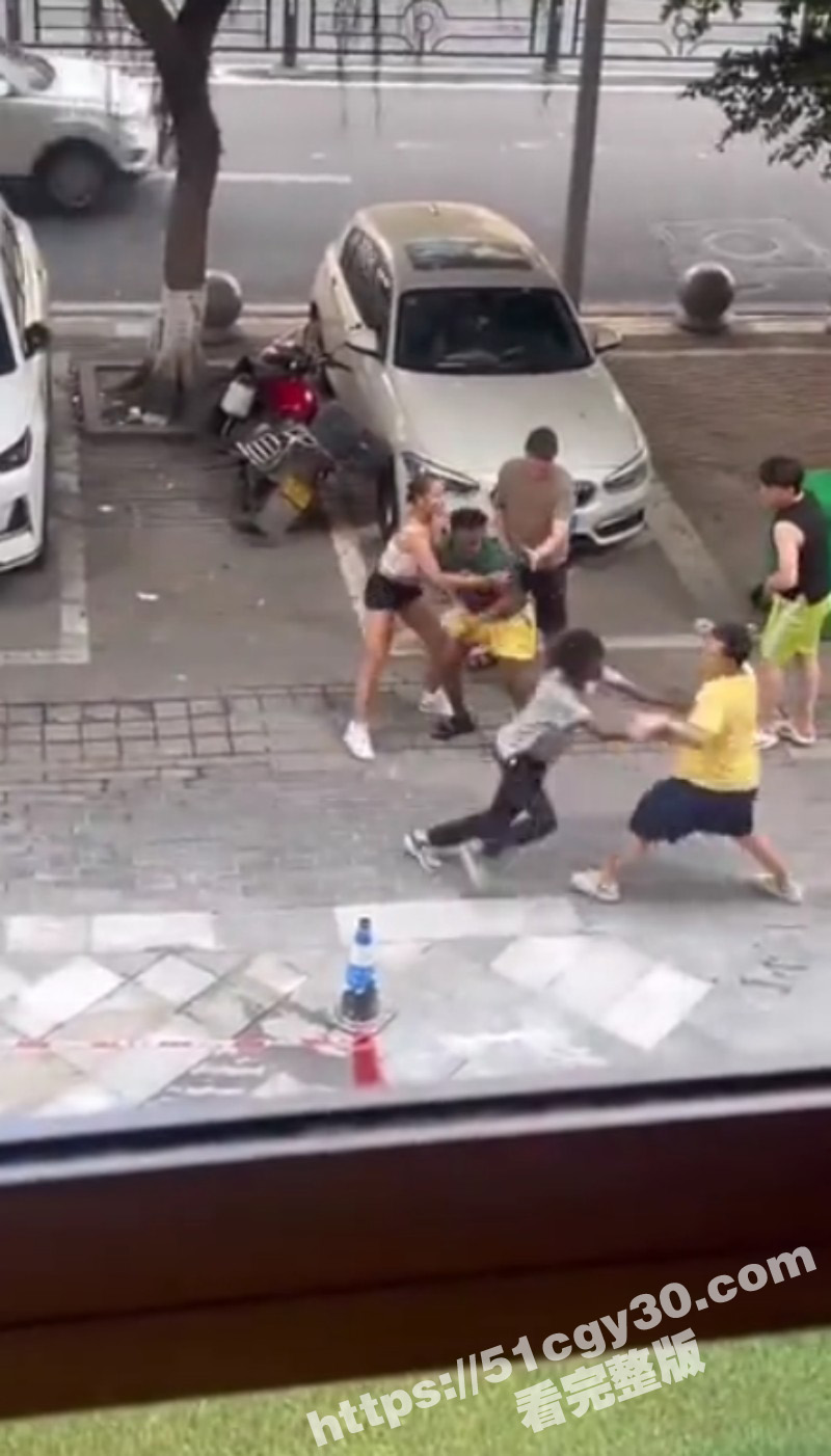 两嚣张黑人在国内街头公然挑衅 被黄衣小哥1V2暴揍 周围好兄弟竟只看戏无动于衷! - 51吃瓜网-51吃瓜网