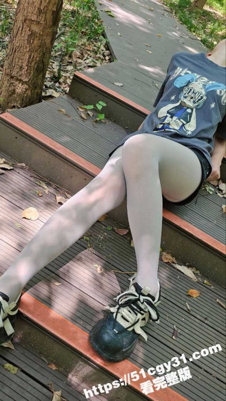 51原创狂情哥哥 路边草丛妹妹强口哥哥鸡巴 后入狂操射满骚穴 人来人往实属太刺激！-51吃瓜网