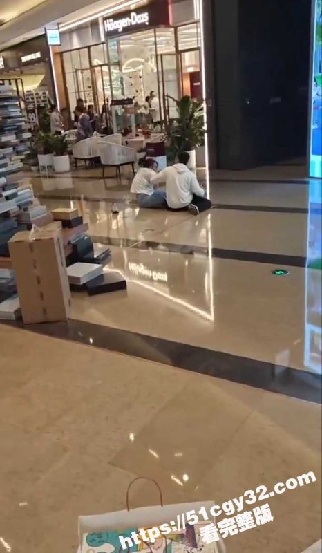 成都太古里持刀伤人事件现场视频曝光 男子持刀将女友捅伤后割颈自杀!-51吃瓜网