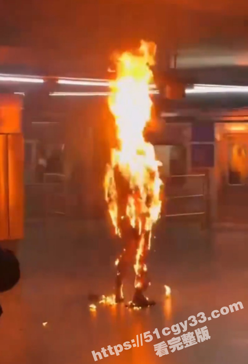 巴西圣保罗地铁站 再现惊魂自焚事件 被众人合力扑灭后 模样如同僵尸般瘆人！ - 51吃瓜网-51吃瓜网