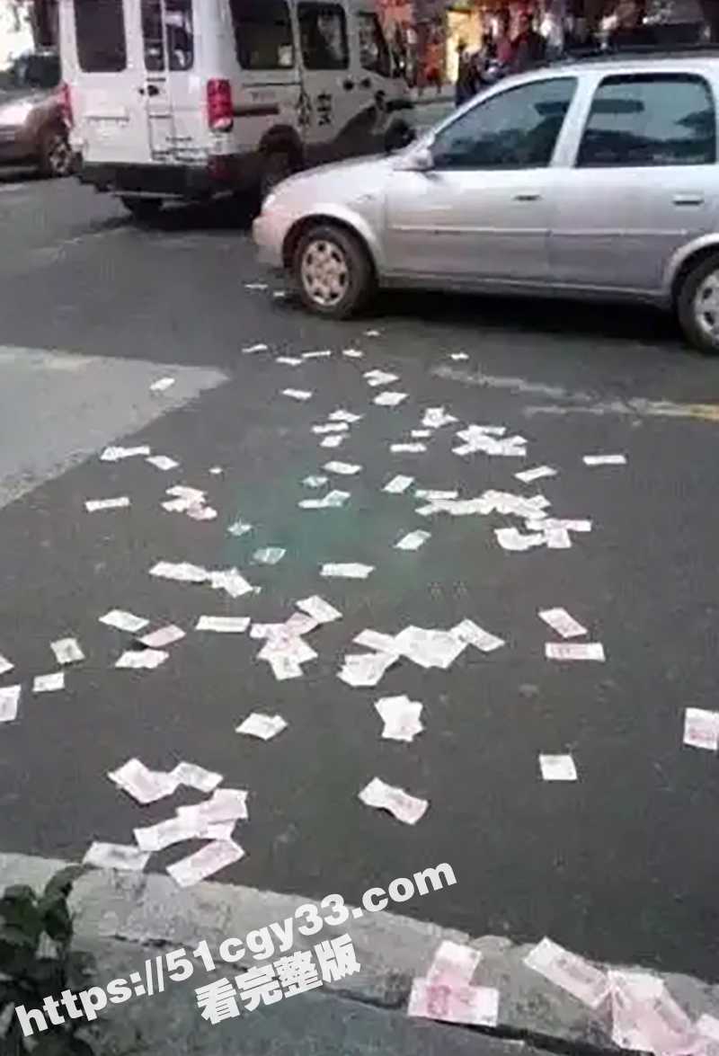 北京昌平万科天地 千万钞票高空洒落 有人狂捡11万 外卖小哥都扔车开捡 现场十分震撼！ - 51吃瓜网-51吃瓜网