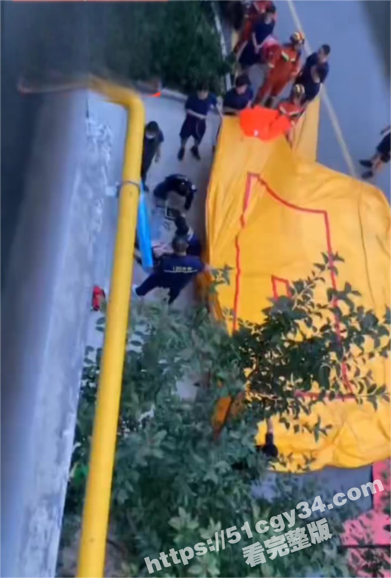 河北一小区再现信仰之跃 男子楼顶一跃而下 不幸避开救生气垫砸在地面 闷响过后当场殒命! - 51吃瓜网-51吃瓜网