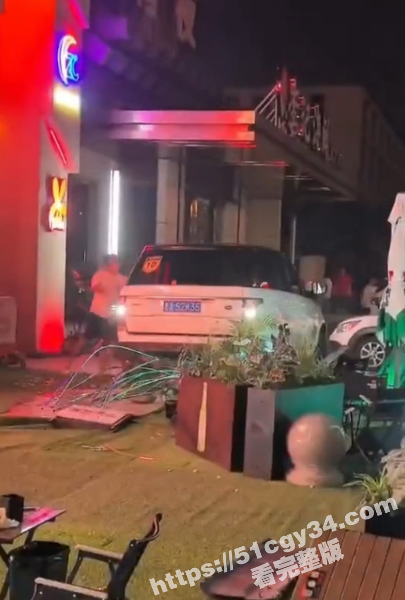 山西太原花海酒吧 两男子醉酒后发生矛盾 竟开车撞向无辜人群 开路虎脑子也虎啊！ - 51吃瓜网-51吃瓜网