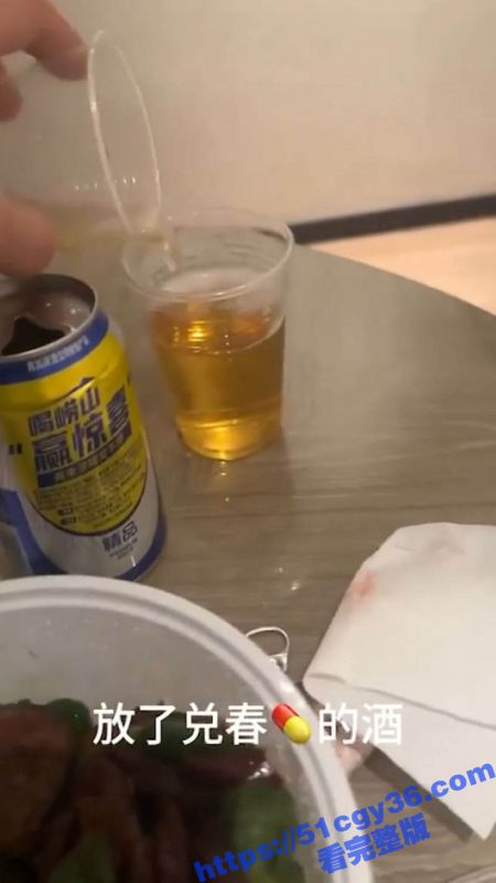 御姐脸萝莉音嫩妹酒店被下春药 开档黑丝下骚穴饥渴难耐 主动索求被大屌打桩狂操 淫叫连连！-51吃瓜网