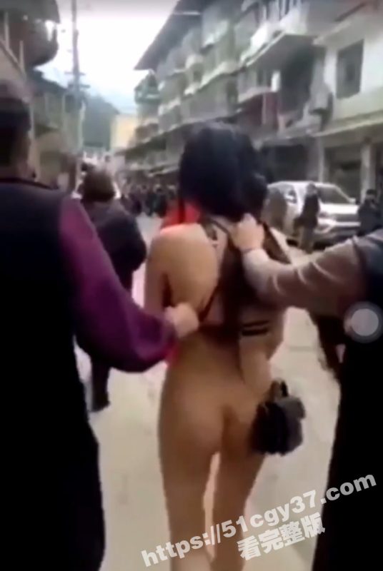 四川宜宾捉奸名场面 原配抓到小三 殴打后扒光将其裸体游街 雪白肥臀亮瞎双眼！-51吃瓜网