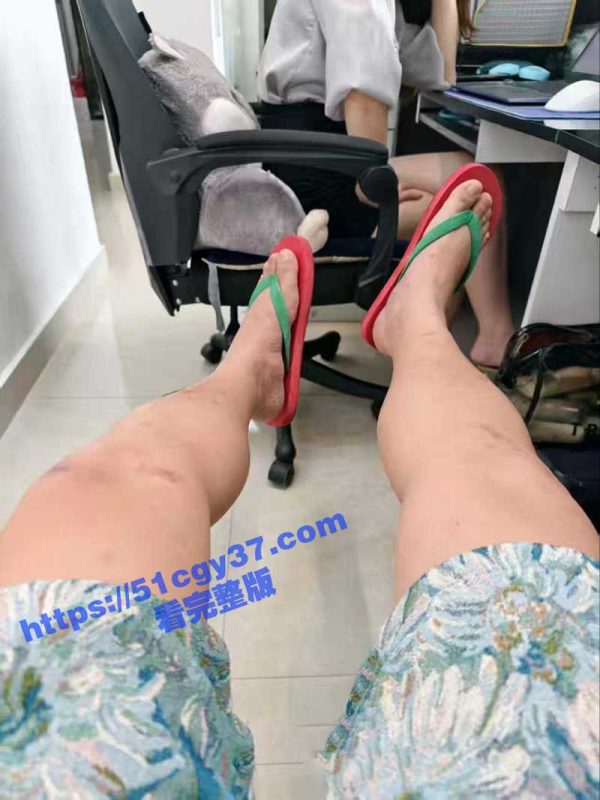 武汉职场办公室爱情故事！小伙勾引性感人妻 办公区手冲打飞机 小穴摩擦大腿 发出阵阵呻吟！-51吃瓜网