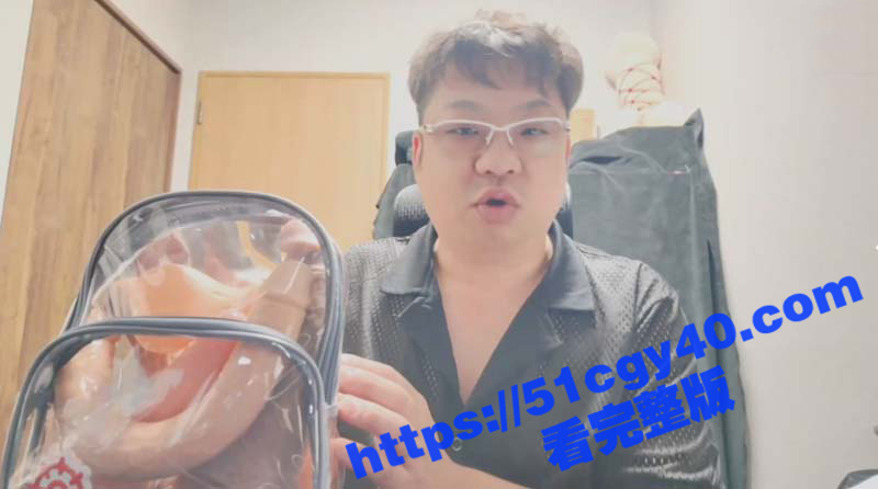 霓虹少妇 被老公户外羞耻调教 穿裸照T恤背阳具背包买水果 路边自慰喷尿惊呆路人！-51吃瓜网