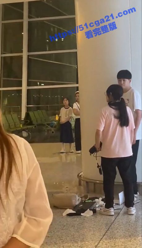 小情侣机场起冲突 女生暴打男友后逼其下跪道歉 舔狗真是卑微的脸都不要了！-51吃瓜网