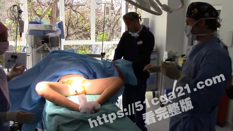 重口警告！阴唇整形手术曝光 大黑逼被彻底整成一线天 为了美对自己下手也太狠了！-51吃瓜网