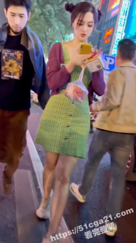 夜市抄底极品美女裙下 真空陪醉酒男友逛街 都可以想象到如此尤物等会回家以后的惨叫了！-51吃瓜网