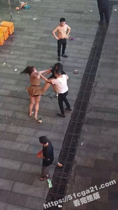 少妇街头激战！撕逼打架火爆全场 奶罩被撕碎巨乳外露 围观群众直呼过瘾！-51吃瓜网