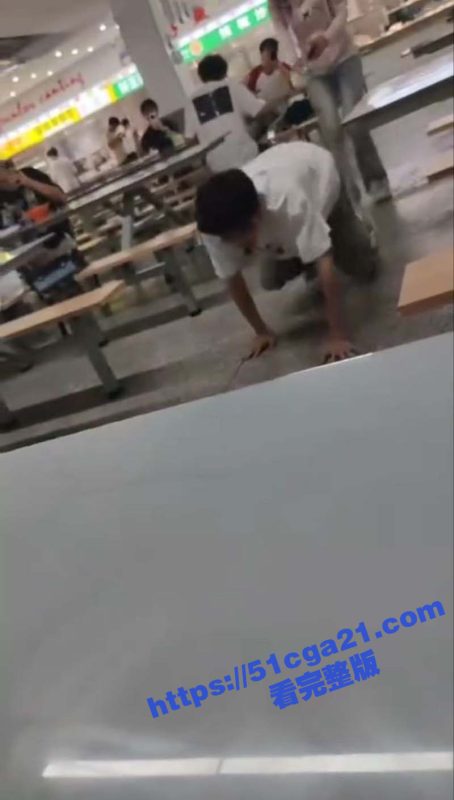 大学食堂炸裂一幕 女子当众遛狗 男生戴狗绳学狗叫爬行 瓦学弟都被训成宠物了！-51吃瓜网