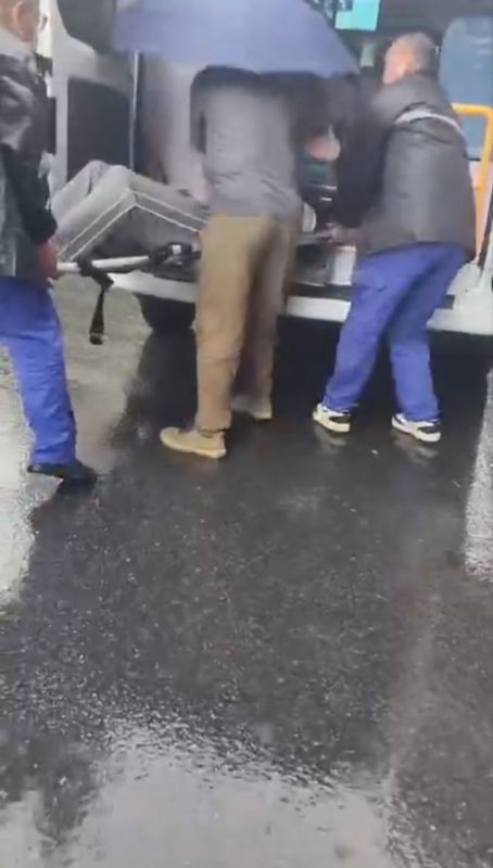 武汉郑远元修脚店门口突发血案！男子假装帮忙搬运伤员 突然持刀捅人 现场画面令人心惊！-51吃瓜网