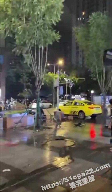 重庆九街疯狂出租车 出租车司机愤怒冲撞路人 惊险画面曝光 堪称现实版侠盗飞车！-51吃瓜网