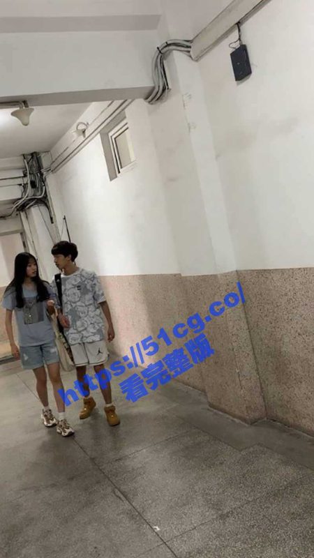 厕所偷拍 看到一对小情侣鬼鬼祟祟一起进了女厕所-51吃瓜网