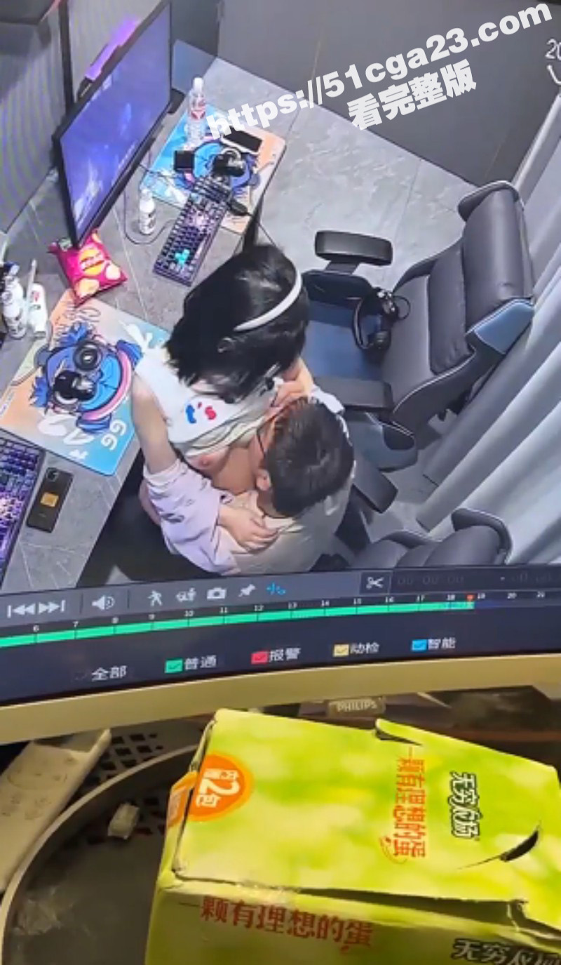 淫欲狗男女精虫上脑 竟在网吧包间放纵肉欲 妹子女上位坐屌任其吸奶 粉嫩乳头清晰可见！ - 51吃瓜网-51吃瓜网