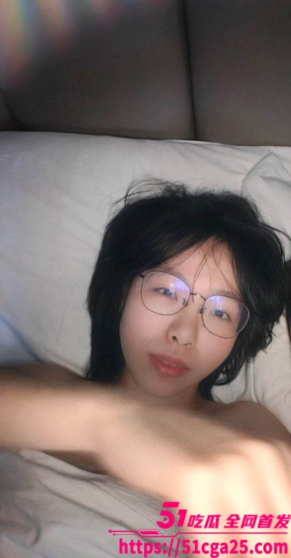 眼镜JK制服反差婊 隐藏蝴蝶逼已被玩黑 口交内射样样精通 极品蜜穴惨遭爆操打桩！-51吃瓜网