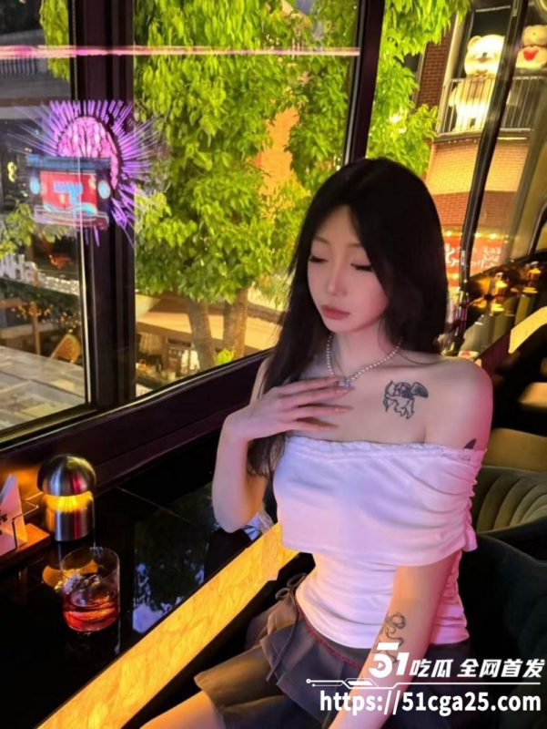 湖南长沙酒吧前台 李玉瑶 M属性爆棚痴迷多人运动 被炮友前后夹击3P操出哭腔！-51吃瓜网