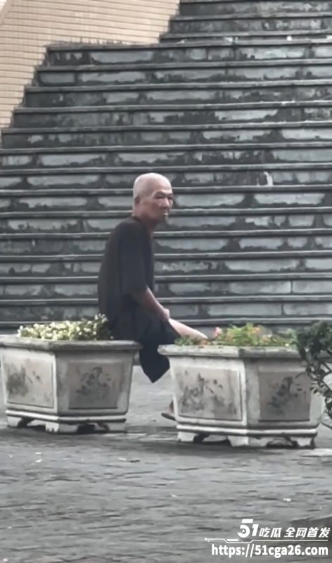 白发大爷老当益壮 街头上演晨炮打飞机 手伸胯下疯狂撸动 满脸嚣张狂妄傲视群雄！-51吃瓜网
