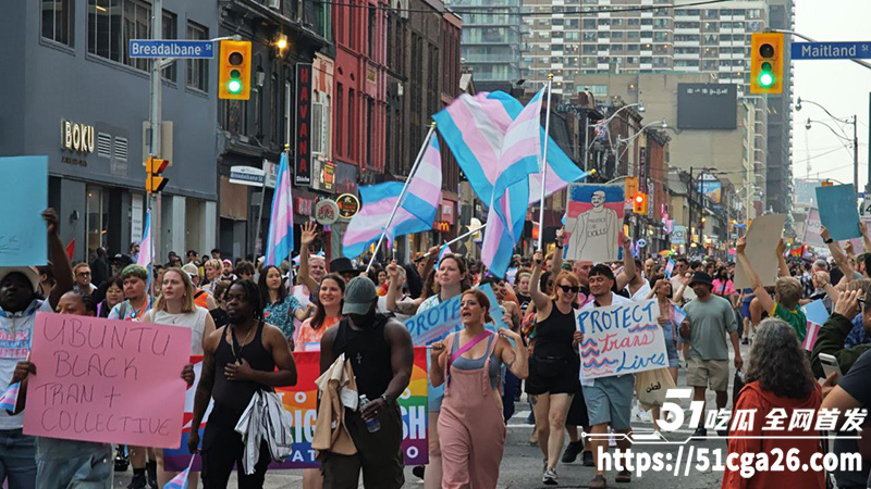 纽约骄傲月游行火爆开场！跨性别辣妹竟当街扭臀蹭警察 彩虹国狂欢继续燃爆！-51吃瓜网