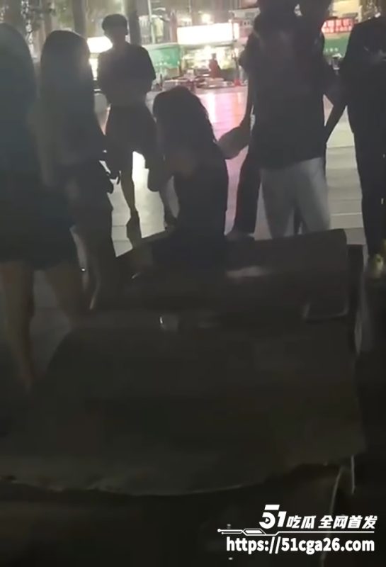 河南通许恶性霸凌事件 俩精神小妹当街暴打女孩 拳打脚踢扒衣羞辱 手段极其恶劣！-51吃瓜网