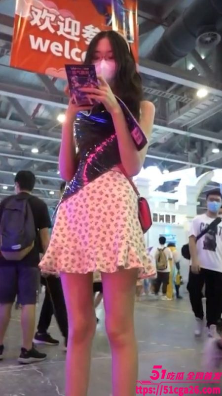 花裙少女真空逛漫展被偷拍 茂盛阴毛若隐若现 裙下真空诱惑爆表 半露骚逼难道是为了完成主人的任务？-51吃瓜网