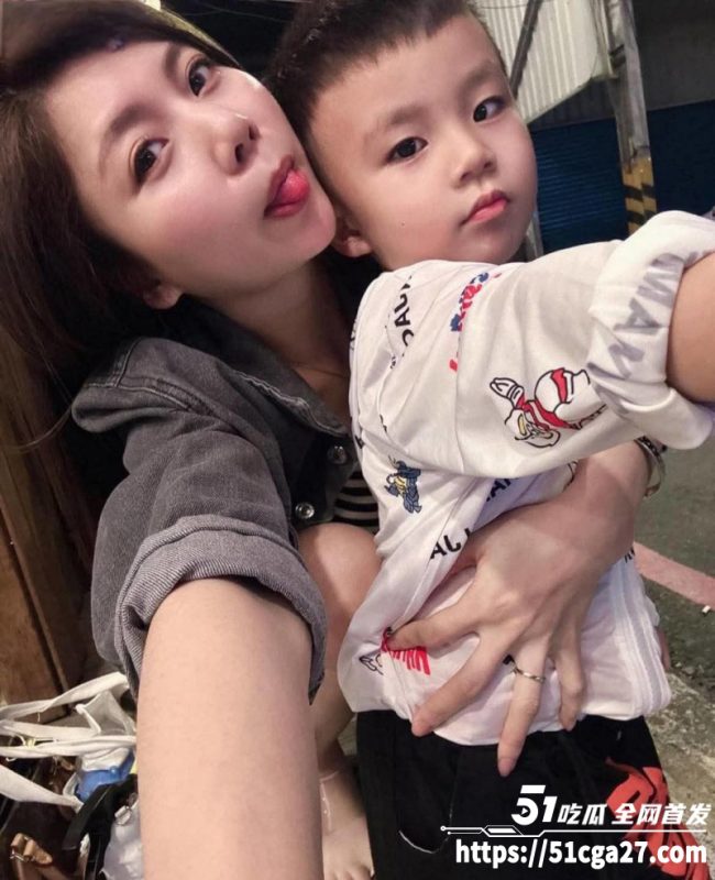 台湾26岁快餐店老板娘 林郁馨 为发泄私欲色诱房东 肉棒甩脸掰唇喷尿 淫语口交极度下贱！-51吃瓜网