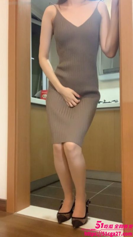 极品推特网红生物老师闵儿 长裙撩骚诱惑学生 脱下丁字裤自慰 粉嫩小穴被抽插至白浆狂流！-51吃瓜网