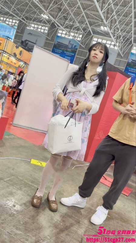 广东漫展偷拍火爆网络 小姐姐裙下风光一览无余 超短裙挑逗镜头 宛如钻入裙底的刺激感！-51吃瓜网