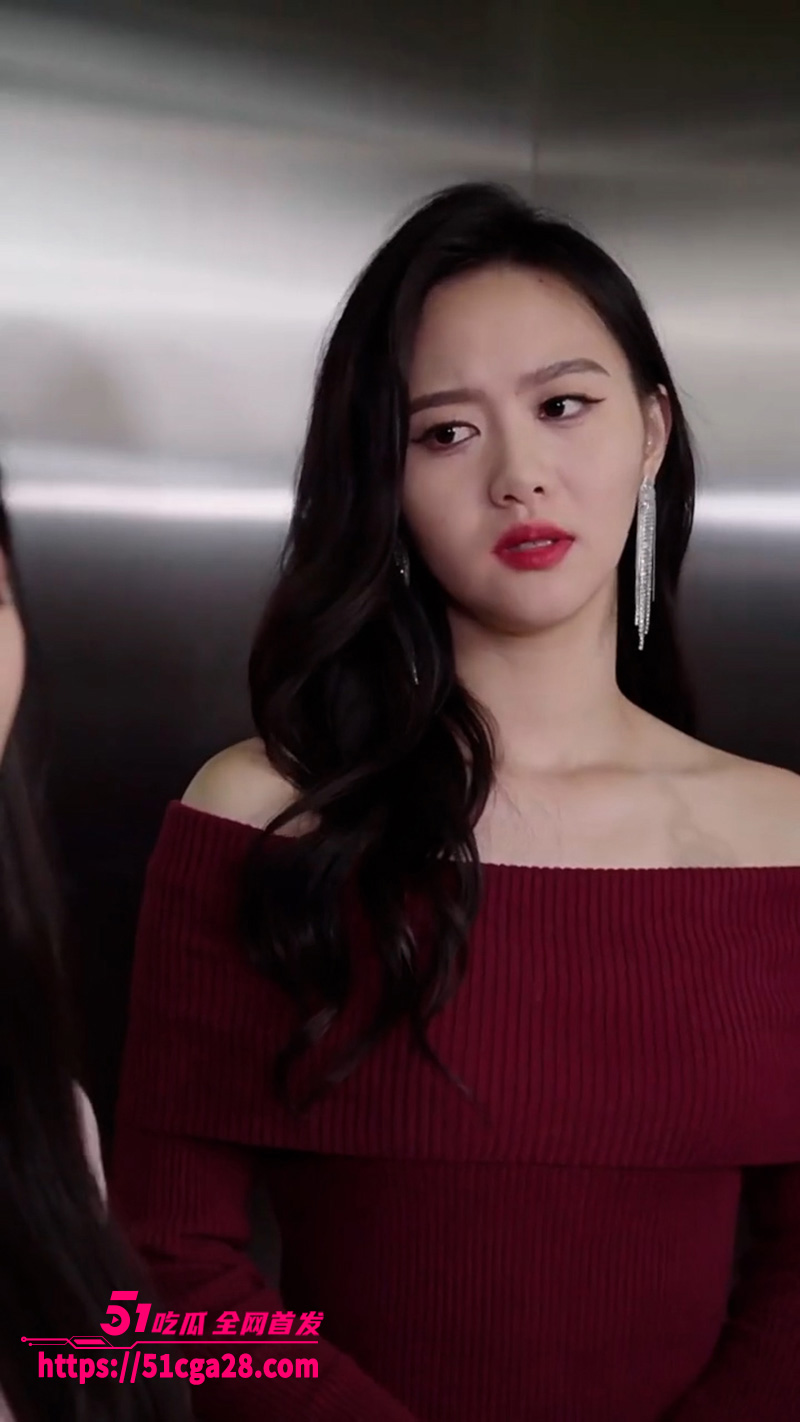 擦边短剧《我真没想撩美女总裁啊》年轻穷小伙意外拯救美女 却没想到对方竟然是公司总裁！ - 51吃瓜网-51吃瓜网