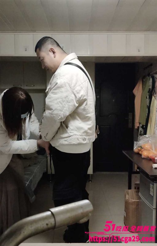 南京红姐事件之秒射哥 红大爷刚给口硬 掀裙撅臀准备大干一场 哥们竟然不到一分钟就射了？-51吃瓜网