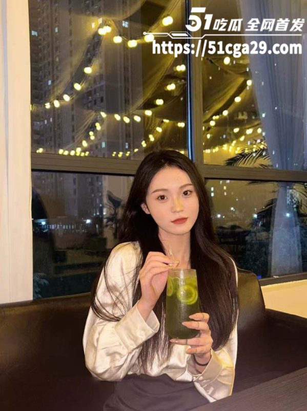 上海高颜值幼师 刘雨菲 人前女神人后贱母狗 被炮友调教成精盆马桶 戴口球求草无比的反差！-51吃瓜网