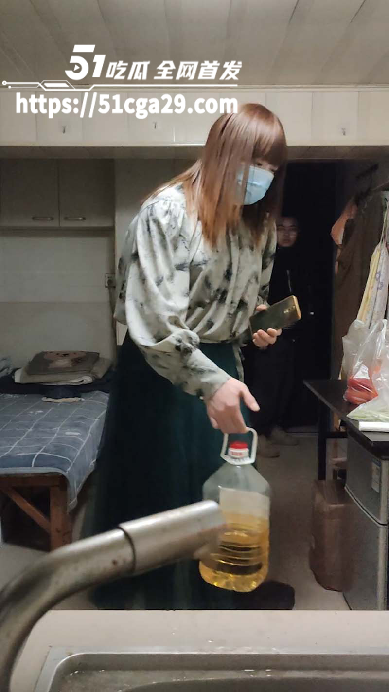 南京红大爷事件老熟人到来！不知怎么关心你 那就给你拿半桶油炒菜！ - 51吃瓜网-51吃瓜网