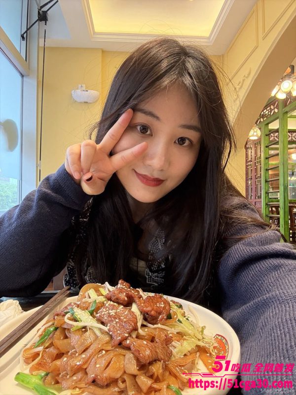 高颜值网红 依依 自拍私密视频流出 纤细长腿搭配各种丝袜 白嫩肉体全裸展现顶级诱惑！-51吃瓜网