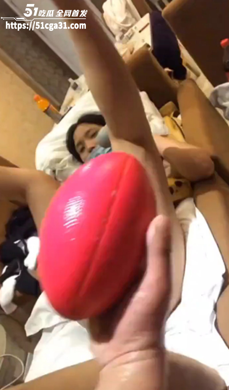 性瘾女子为追求刺激 上演橄榄球塞穴扩阴下蛋 整个拳头深埋阴道 这逼是真能装啊！ - 51吃瓜网-51吃瓜网