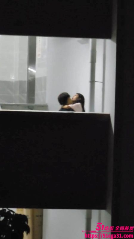 教学楼情侣激情互啃 被录像直播 二人舌吻缠绵 男生手探女生裙底猛扣小穴 淫靡气息扑面而来！-51吃瓜网