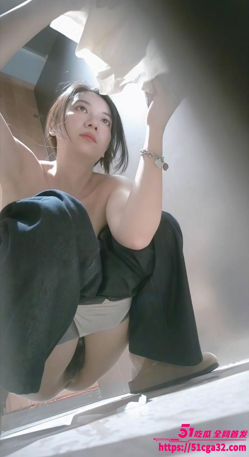 精选厕拍各类美女露脸放尿 气质尤物直盯摄像头 粉嫩私处一览无余 刺激爆表！ - 51吃瓜网-51吃瓜网