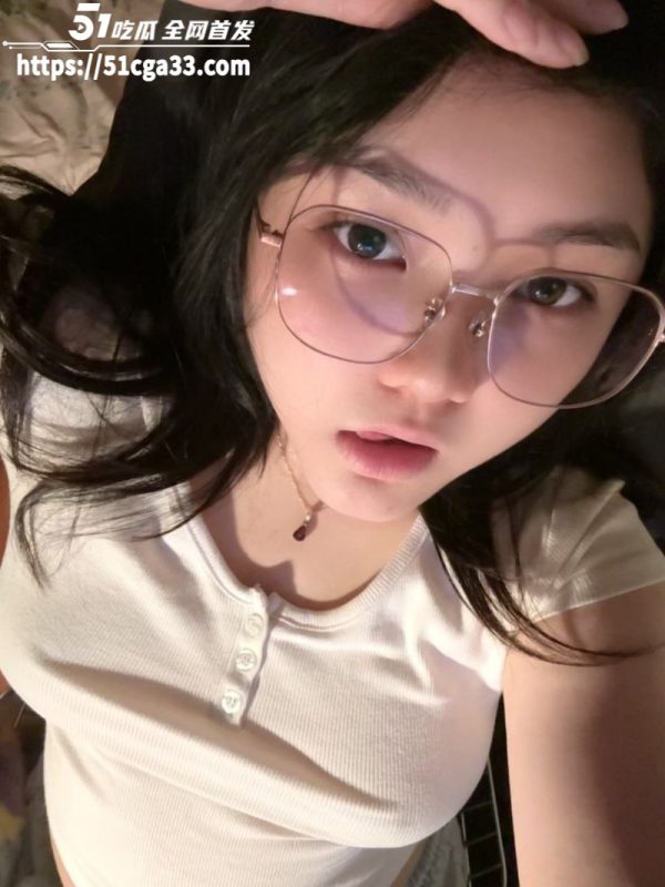 眼镜学生妹户外露出视频 反差母狗户外露出让人想入非非 圆软巨乳粉嫩肥穴淫水狂流!-51吃瓜网