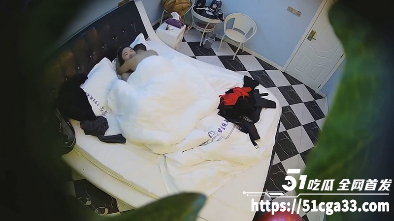 酒店摄像头激情偷拍 壮年小伙无套内射风骚少妇 各种体位干到高潮颤抖 爽到欲仙欲死！-51吃瓜网