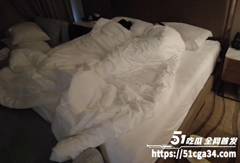 海角大神双飞老婆和小姨子 第一弹 淫妻竟教唆亲妹妹与姐夫乱伦 小骚货性欲爆棚 主动吸吮姐夫大屌！-51吃瓜网