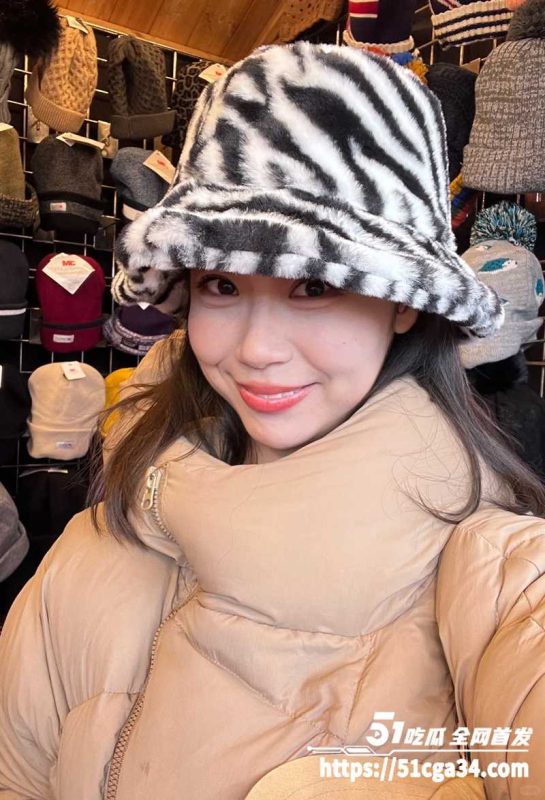 天津男子查看妻子行车记录仪 竟意外发现老婆与孩子老师出轨约炮 车内各种激吻调情 对话内容超级劲爆！-51吃瓜网