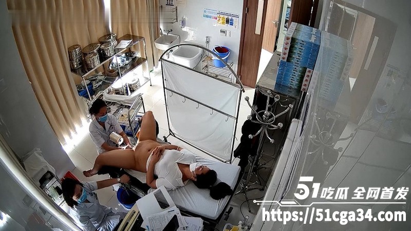 女子医院妇科诊室摄像头破解 护士妹子拿夹子猛捅骚穴 主任医师摸奶二指禅挑弄私处！-51吃瓜网