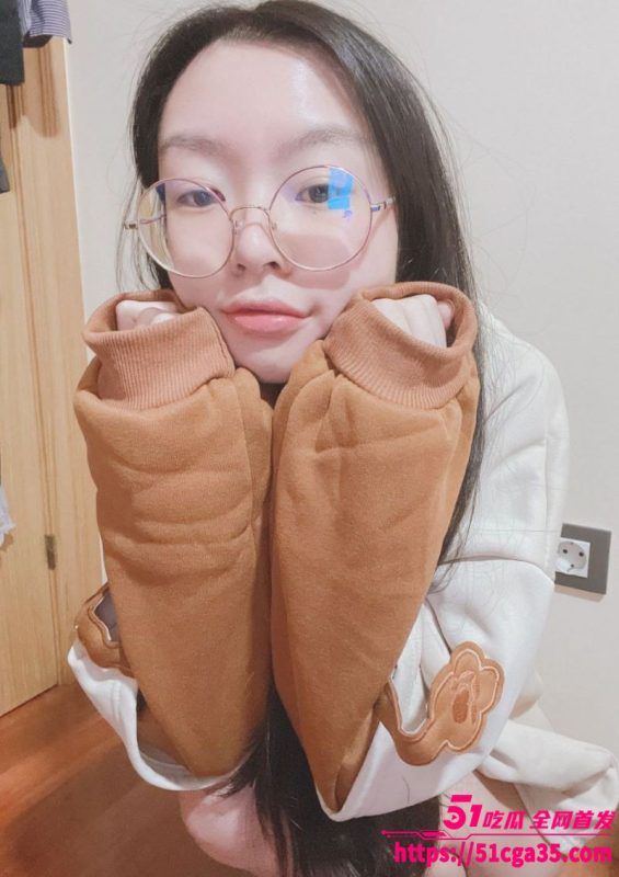 上海极品眼镜学生妹自慰视频泄露 纤手游走私处 配合肛塞玩具深入粉嫩鲍鱼 液体四溅！-51吃瓜网